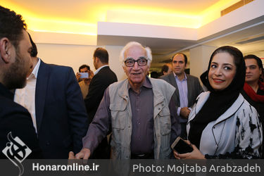 فرش فیروزه ای نمایش"مرد بالشی" در مرکز خرید تندیس