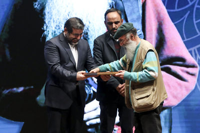 Iran establishes plaque to honor “Islamic Revolution model journalists” 