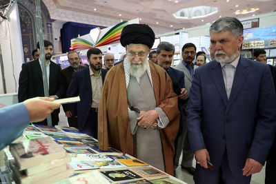 بازدید رهبر معظم انقلاب از نمایشگاه کتاب تهران / ابلاغ دستور رهبری برای ساماندهی وضع کاغذ 