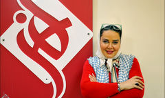 بهاره رهنما با «دورهمی زن‌های دیکتاتورها» به سالن حافظ می‌رود