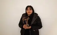 صفورا فدایی تندیس نمایشگاه مجسمه‌های کوچک را دریافت کرد