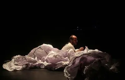یک "مونوپرفورمنس"  کارگاهی / نگاهی به نمایش "سار" به کارگردانی "میهران توماسیان" از کشور ترکیه  