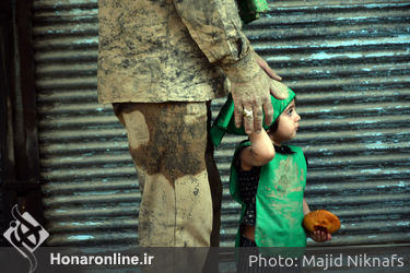 گِل‌مالی آیین کهن عزاداری عاشورا در لرستان‎