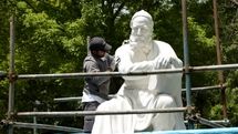 مرمت و بازسازی تندیس خیام در بوستان لاله