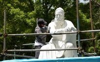مرمت و بازسازی تندیس خیام در بوستان لاله