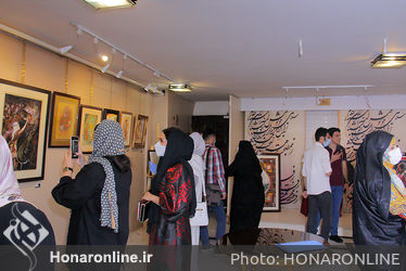 افتتاحیه نمایشگاه و رونمایی از کتاب آسمان هفت رنگ در گالری برمخ