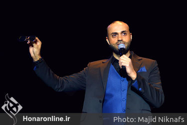 کنسرت "عاشقانه‌های ناصر چشم آذر" در سالن همایش‌های برج میلاد