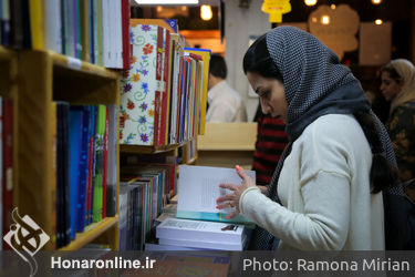 کتابگردی اهالی فرهنگ و هنر در نشر ثالث