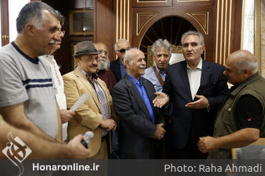 بازدید از کتابخانه آیت الله فاضل خوانساری با حضور جمعی از هنرمندان پیشکسوت به همت صندوق هنر در خوانسار