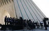 اجرای سرودهای انقلابی در برج آزادی
