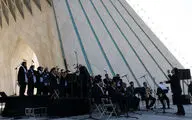 اجرای سرودهای انقلابی در برج آزادی