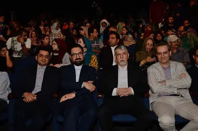 وزیر فرهنگ و ارشاد به تماشای نمایش‌های جشنواره عروسکی نشست