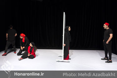 نمایش "گرگ‌ها کروات نمی‌زنند" در عمارت نوفل لوشاتو