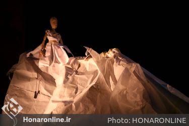 اجرای نمایش «افسانه شاه لیر و سه دخترش» به کارگردانی ایران بویکو از کشور یونان در بیست و هفتمین جشنواره بین‌المللی تئاتر کودک و نوجوان همدان