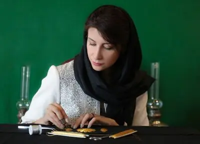 عامل کندی پیشرفت هنرهای سنتی در قیاس با هنرهای تجسمی از زبان هدی مولانا | جزئیات لباسی که در دومین جشنواره نخ و نگاره هیما رونمایی شد