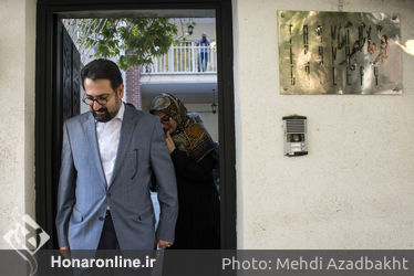 بازدید سید مجتبی حسینی از نمایشگاه "خانم و آقای هنرمند" 