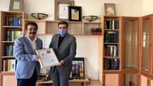 Iranian singer Eftekhari honored with First Degree Art Certificate