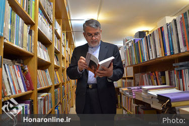 کتابگردی وزیر ارشاد و هنرمندان در نشر ثالث و نشر چشمه