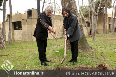کاشت نهال توسط هنرمندان در فرهنگسرای نیاوران