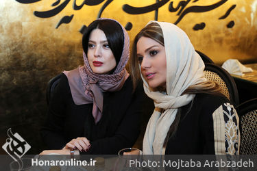 فرش فیروزه ای نمایش"مرد بالشی" در مرکز خرید تندیس