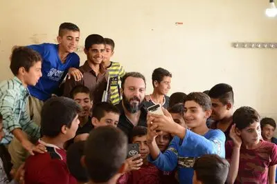 کامبیز دیرباز به دیدار کودکان سرپل ذهاب رفت