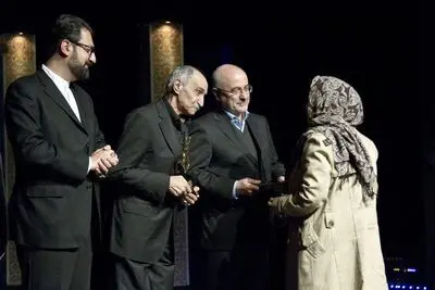 جشن شعر و ترانه در شب میلاد آفتاب / اختتامیه دومین جشنواره شعر نیاوران برگزار شد