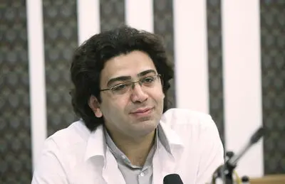 فرزاد حسنی مجری اختتامیه سیمرغ شد / اهدای نشان سیمرغ به ٦٩ برگزیده در بخش تئاتر و موسیقی

