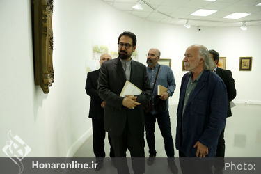 بازدید سید مجتبی حسینی از نمایشگاه آثار محمد ناصری پور