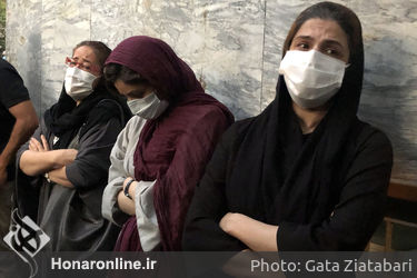 هواداران استاد شجریان مقابل بیمارستان جم پس از شنیدن خبر درگذشت او