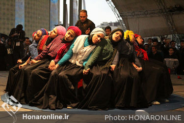 اولین روز اجرای خیابانی سی وهفتمین جشنواره بین المللی تئاتر فجر در تئاتر شهر