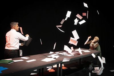 ناشی‌گری‌های کمیسر، دوربین عکاسی هنگ کنگی