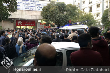 هواداران استاد شجریان مقابل بیمارستان جم پس از شنیدن خبر درگذشت او