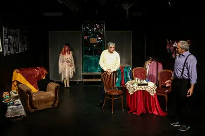اثری در خانه نمایش پذیرای هنرمندان و اعضا خانه تئاتر می‌شود