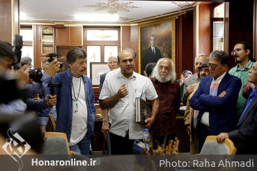 بازدید از کتابخانه آیت الله فاضل خوانساری با حضور جمعی از هنرمندان پیشکسوت به همت صندوق هنر در خوانسار