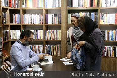 رونمایی و امضاء کتاب "روی خط چشم" در نشر چشمه