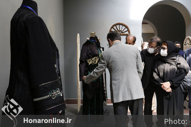 بازدید معاون امور هنری وزارت فرهنگ و ارشاد اسلامی از نمایشگاه لباس عاشورایی