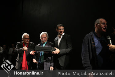 اهدای جایزه جشنواره سینمایی آسیاپاسیفیک در نمایش "شیروانی داغ"