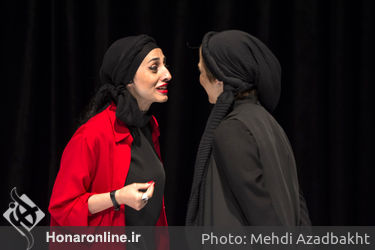 نمایش "گرگ‌ها کروات نمی‌زنند" در عمارت نوفل لوشاتو
