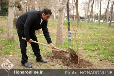 کاشت نهال توسط هنرمندان در فرهنگسرای نیاوران