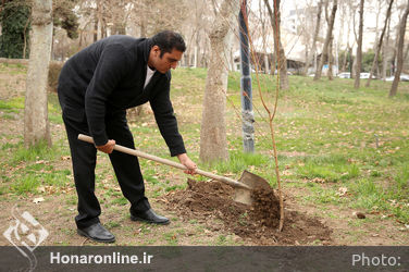 کاشت نهال توسط هنرمندان در فرهنگسرای نیاوران