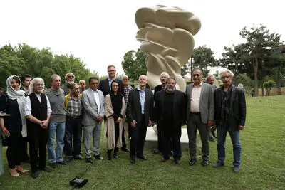 تونی کرگ: اثرم را برای دوستی و تفاهم در تهران به یادگار می‌گذارم /  مجسمه‌ای از هنرمند انگلیسی در موزه هنرهای معاصر تهران نصب شد