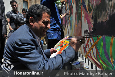 نقاشی گروهی صلح   توسط جمعی از هنرمندان در موزه استاد صنعتی