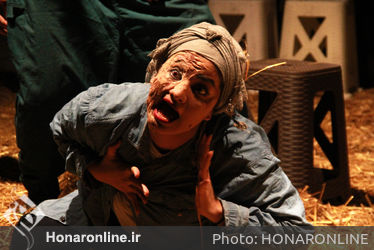نمایش "چهرازی" به کارگردانی کامبیز نیک‌آمیز در خانه نمایش مهرگان روی صحنه است.