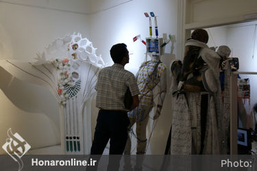 نمایشگاه لباس‌های مفهومی "رو به تهران من" در گالری مستقل تهران