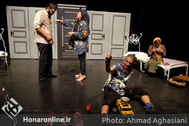 نمایش "خانه نم زده" در تماشاخانه نوفل‌لوشاتو