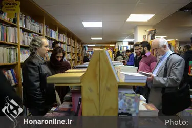 کتابگردی اهالی فرهنگ و هنر در نشر ثالث