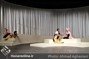 نمایش "خدایگان" در تماشاخانه مولوی