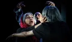ادای احترام نمایش «عروس انار» به ناصر تقوایی/ یک دقیقه سکوت به احترام خالق «ناخدا خورشید»
