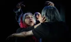 ادای احترام نمایش «عروس انار» به ناصر تقوایی/ یک دقیقه سکوت به احترام خالق «ناخدا خورشید»
