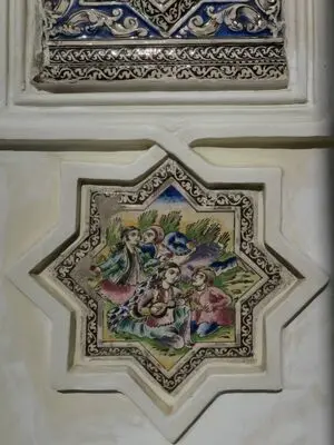 نمونه ای از کاشی های موزه مقدم